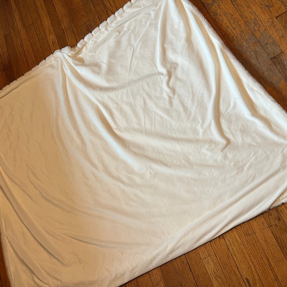 EUC Textured Faux fur Throw Blanket Cream Color - Picture 4 of 4